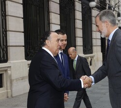 Su Majestad el Rey recibe el saludo del presidente editor de Editorial Ecoprensa, Gregorio Peña
